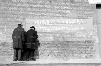 Wiec przeciwko wydarzeniom marcowym '68 w swietlicy...