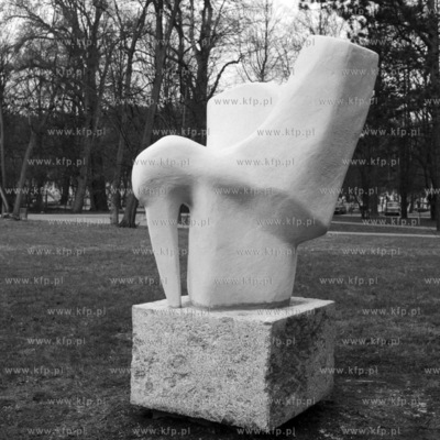 Dzieki staraniom srodowisk tworczych na terenie parku...