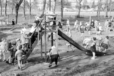 Dzieciecy plac zabaw. 
1960
0003410z
Fot. Zbigniew...
