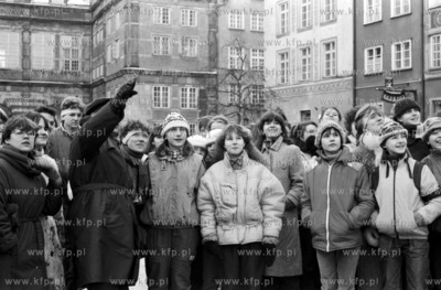 Grupa młodzieży podczas zwiedzania Długiego Targu...