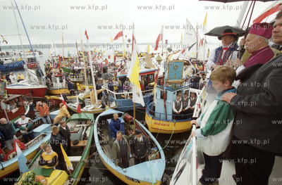 Pielgrzymka rybakow po Zatoce Puckiej.Nz po prwej przemawia...