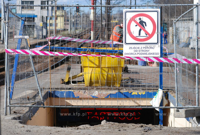 Gdynia. Remont peronu i torowiska Szybkiej Kolei Mejskiej
4.03.2008
Fot....