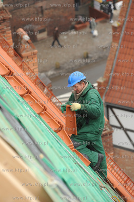 Kosciol sw. Katarzyny, Gdansk. Prace dekarskie na dachu...