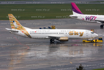 Gdansk, Rebiechowo. Nz. Boeing 737 Linii Sky Airlines
06.05.2009
fot....