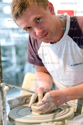 Chmielno. Zaklad Ceramiczny Genius. Nz. Karol Trowski,...