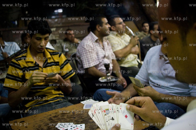 Aqaba Jordania. Mezczyzni graja w karty. 03.11.2009...