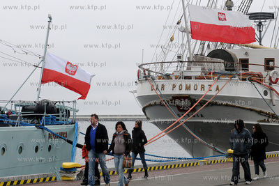 Gdynia. Skwer Kosciuszki. Opuszczone do polowy bandery...