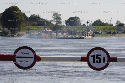 Przeprawa promowa w Swibno - Mikoszewo przez Wisle.
10.09.2010
fot....
