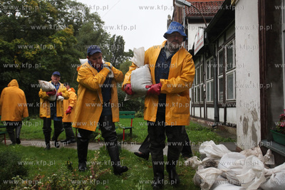 W wyniku duzych opadow deszczu doszlo do przerwania...