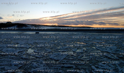 Ustka. Kra lodowa zablokowala kanal portowy w Ustce....