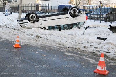 Biały Volkswagen Passat dachowal na ul. Komandorskiej...