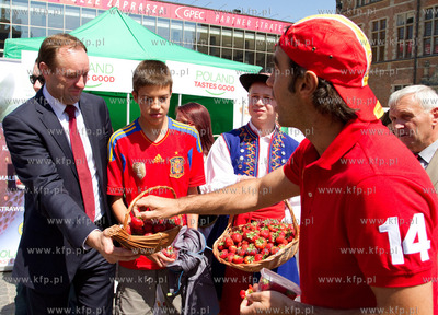 Gdansk. Targ Weglowy. Kampania promujaca truskawke...