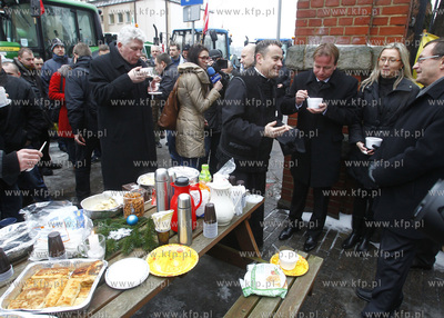 Szczecin. Wigilia rolnikow protestujacch przed siedziba...