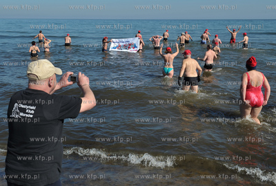 Sopot. Plaza kolo Zatoki Sztuki. Grupa morsow z Olsztyna...