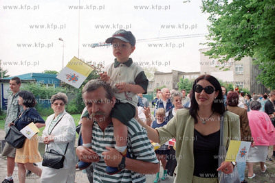 Papiez Jan Pawel II w Trojmiescie Na zdjeciu Oczekujacy...