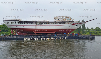 Transport kadluba do portu wewnetrzego w Gdansku szkolnego...