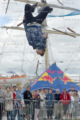 25 metrow nad pokladem Daru Mlodziezy zacumowanym przy...