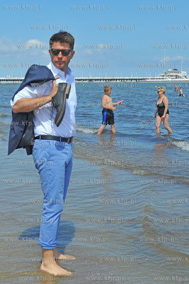 Sopot. Plaza. Spacer Ryszarda Petru z towarzyszeniem...