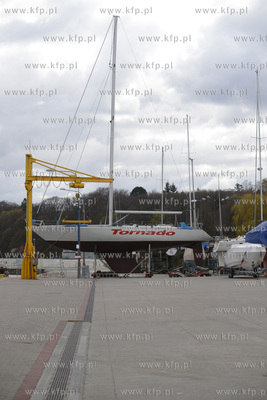 Opustoszala w czasie epidemii Marina Gdynia - basen...