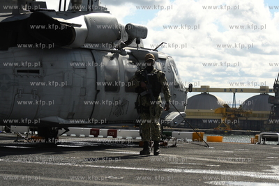 Amerykański okręt desantowy USS Kearsarge wpłynął...