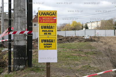 Stawianie ogrodzenia wokół placu pomiędzy ulicami...