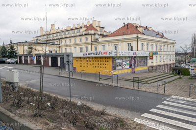 Ulica Niepodległości w Pruszczu Gdańskim. Po prawej...