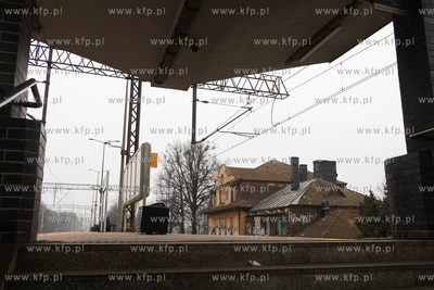 Zdewastowany budynek stojący obok przystanku SKM Politechnika...