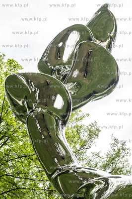 Sopot. Park Północny. Ogromne rzeźby Tony'ego Cragga,...