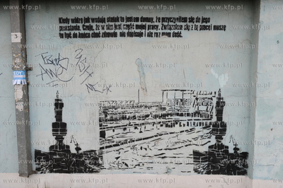 Na murach bylej Stoczni Gdanskiej widnieja w postaci...
