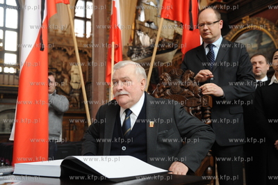 Po katastrofie lotniczej, w ktorej m.in. zginela para...