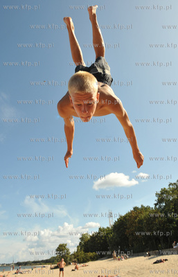 Gdansk Brzezno. Chlopcy trenuje parkour skaczac z betonowych...