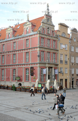 Gdansk rog Dlugiego Targu i ul. Lawniczej. Nz. budynek...