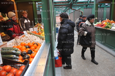 Nowe stragany owocowo - warzywne na Placu Dominikanskim...