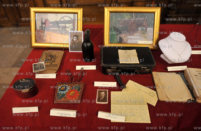 Gdansk. Dwor Artusa. Wystawa Skarby niezwykle, przedstawiajaca...