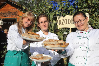 Kaszubskie dozynki powiatu kartuskiego w Zukowie. Dziewczyny...
