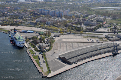 Gdansk. Port Gdanski z z lotu ptaka. Przy nabrzezu...