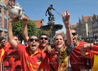 Ulice Dluga i Dlugi Targ w Gdansku dzien przed meczem...