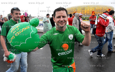 Gdansk. Hiszpanscy i irlandzcy kibice w drodze na PGE...