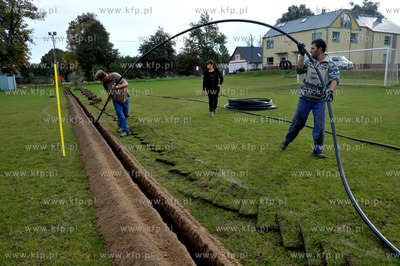 Prace przy instalacji systemu automatycznego nawadniania...