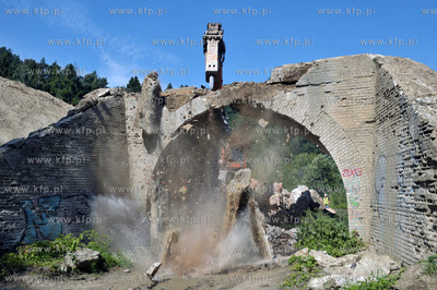 Wyburzanie ostatniego starego wiaduktu dawnej trasy...