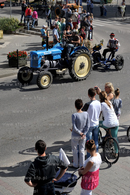 Dozynki w Luzienie na Kaszubach. Dozynkowy korowod...