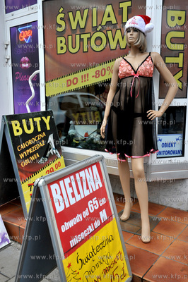 Manekin reklamujacy swiateczna oferte bilizny dla pan...