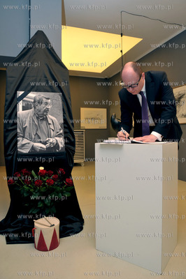 W Gdańskiej Galerii G ntera Grassa zostala wyłożona...