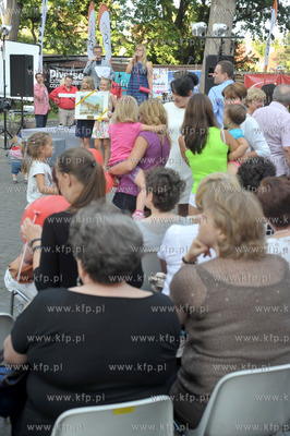 10 festyn i akcja charytatywna Zeszyt dla ucznia na...