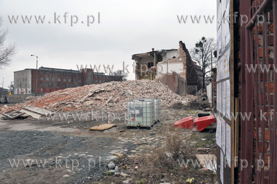 Wyburzanie budynku dawnej szwalni na ul. Walowej w...