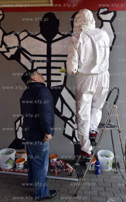 Mural autorstwa Grzegorza Zająca powstaje w przejściu...
