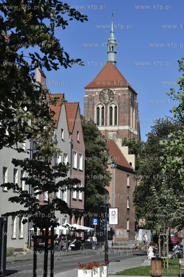 Gdańsk Głowne Miasto.  Ul. Świętojańska i kościół...