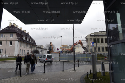 Wyburzanie kolejnych budynków dawnej Akademii Medycznej...