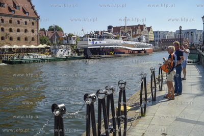 Gdańsk. Transport barką kładki, która połaczy...