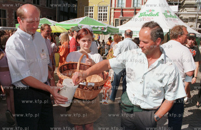 Przyszly marszalek Sejmu Maciej Plazynski podczas ulicznej...